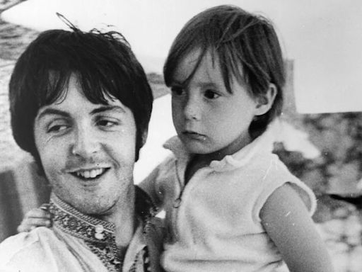 Así fue como el hijo de John Lennon celebró el cumpleaños de su “tío” Paul McCartney