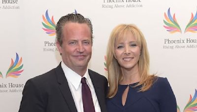 "Je le fais pour lui": Lisa Kudrow revoit "Friends" pour se souvenir de Matthew Perry