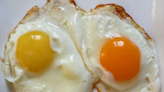Diferencia entre un huevo con una yema amarilla y otra de color naranja