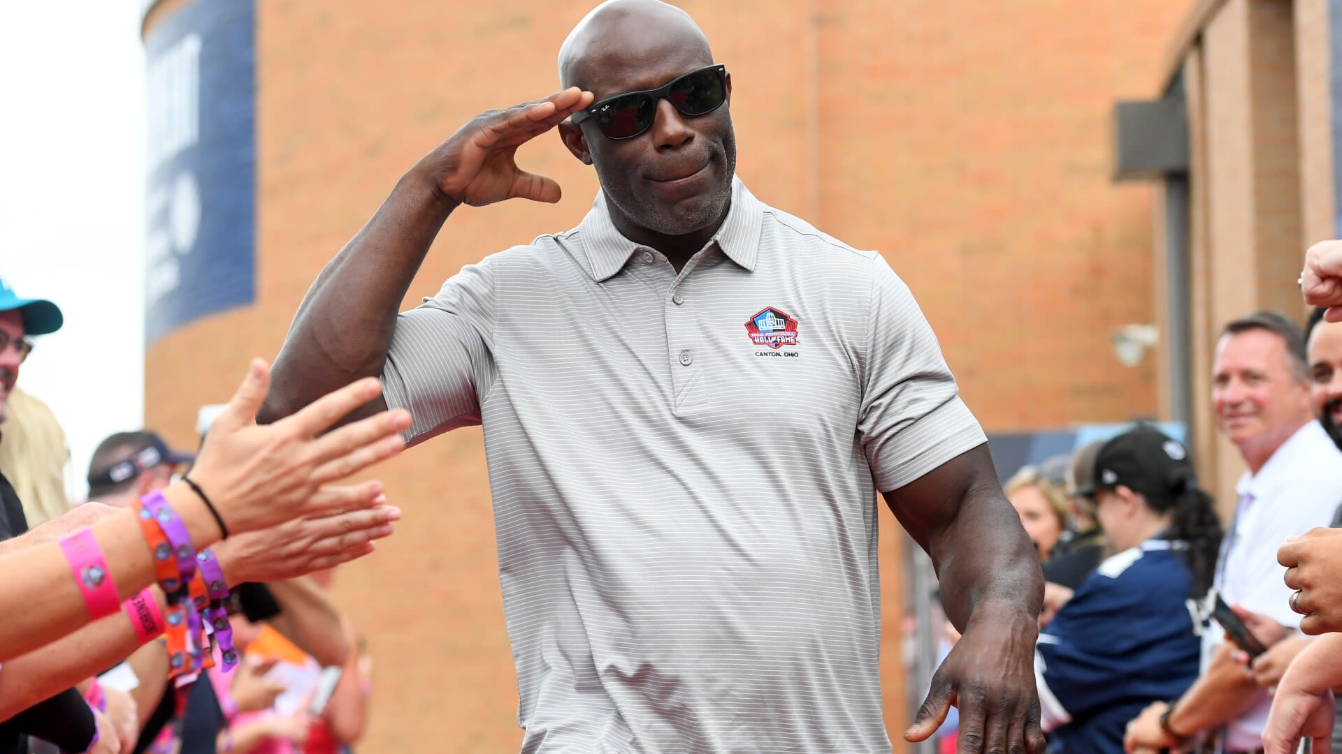 Terrell Davis says he was unjustly handcuffed, removed from flight