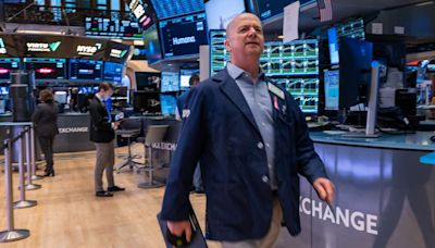 Dow briefly tops 40,000 for first time but ends the day lower