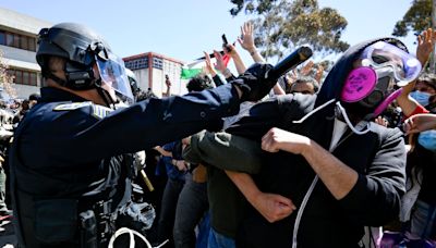 La detención de más de un centenar de estudiantes propalestinos eleva la tensión en las universidades de California