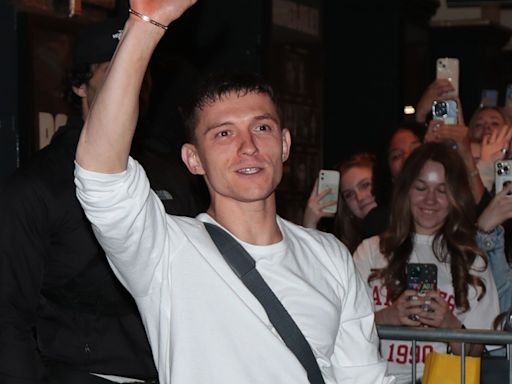 Tom Holland Greets Fans Coming to See Him in ‘Romeo & Juliet’