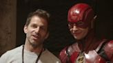 Zack Snyder dice que se mantiene en contacto con Ezra Miller y le apoyó durante su crisis emocional