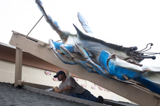 In beachy Galveston, locals buckle down without power after Beryl's blow during peak tourist season - The Morning Sun