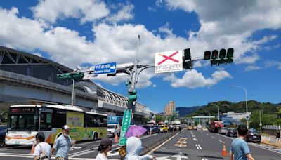 右轉角度沒抓好！南港大型鑽孔機聯結車撞號誌桿 「歪腰30度」畫面曝