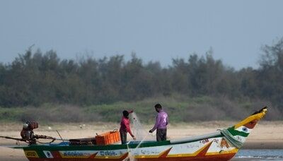 Tamil Nadu fishermen protest Sri Lankan Navy's detention of 17 fishermen