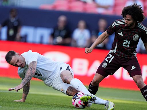 Uruguay apalea 4-0 a México con un triplete de Darwin Núñez