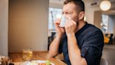 La afección que hace gotear tu nariz mientras comes puede aliviarse
