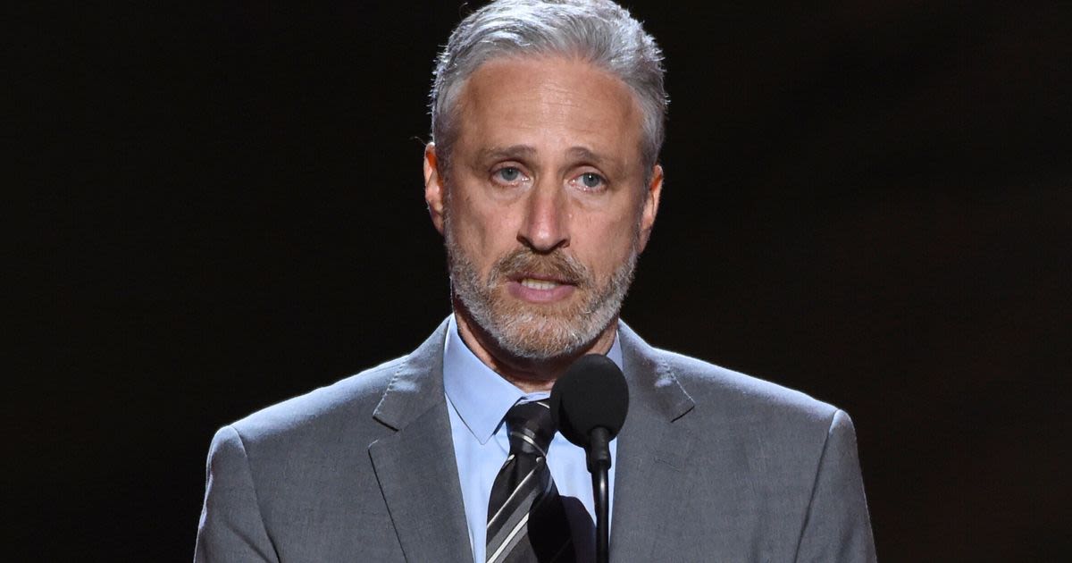 Jon Stewart’s Stunned Reaction At New York Knicks Game Is An Instant Meme