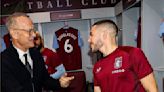 Tom Hanks vivió con locura el partido de Aston Villa y posó en el vestuario con una figura argentina