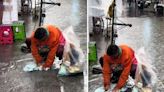 Captan a hombre en situación de calle lavando su ropa con lluvia en la CDMX