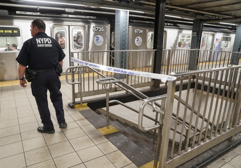 Man sets stranger on fire on downtown Manhattan subway train: cops