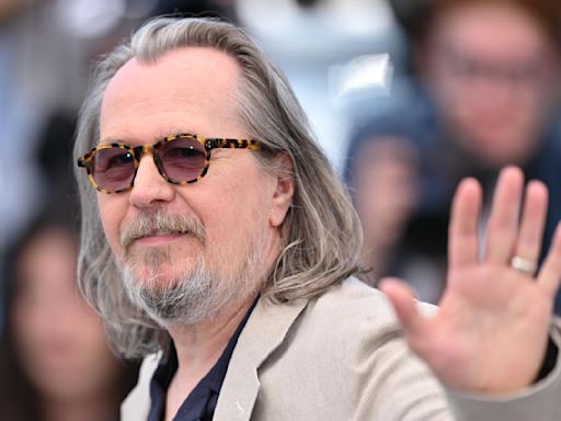 Gary Oldman Clarifies Harry Potter Criticism: “I Only Had One Book in the Library of Sirius Black”