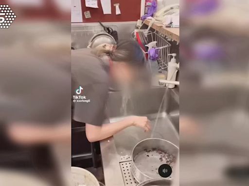 茶飲店員工拍抖音「乳酸菌飲挑戰」 洗手台狂吐挨批不衛生
