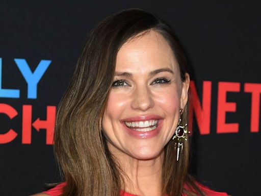 Jennifer Garner Praised for Being 'Super Cool' as She Takes a Dip in the Pool