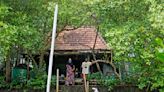 Su aldea en Java estaba inundada siempre: Había que irse