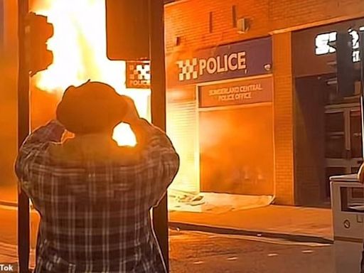 Reino Unido: una comisaría incendiada, policías heridos y varios detenidos en una nueva protesta por el crimen, a puñaladas, de tres nenas