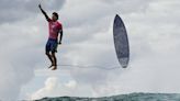 La historia detrás de la foto viral de Gabriel Medina, surfista en París 2024