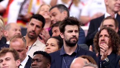 Piqué, su hijo Milan y Carles Puyol, animando a la Roja