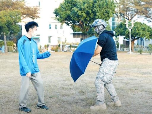 實測片／雨傘防身可行嗎？退役陸戰隊員「1物件能爭取5秒逃命機會」 捷運上切記10自保方式