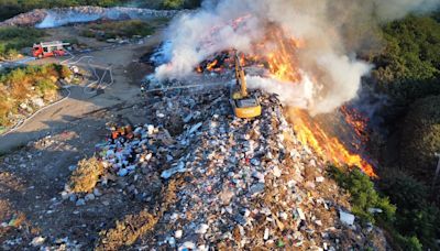 影/苗栗火燒垃圾山駭人空拍！俯瞰似火山熔岩 數公里外見「惡龍」竄天