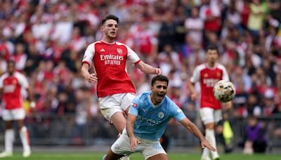 Arsenal y City ponen el liderato en juego en Etihad con el Liverpool a la espera