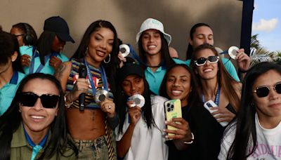 Ludmilla emociona jogadoras ao fazer show para receber seleção feminina de futebol no Rio