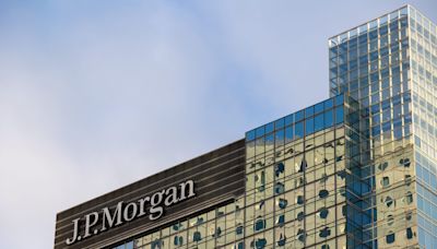 JPMorgan just capped junior bankers’ hours—at 80 per week