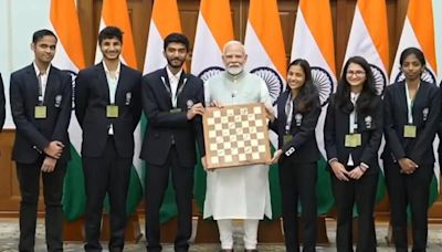 PM Narendra Modi Meets Chess Players, Hails India's Historic Double Gold Triumph | Chess News