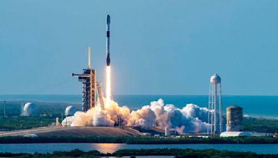 Today: SpaceX launches 22 satellites to low-Earth orbit