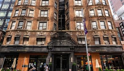 Así es por dentro el imponente hotel de Broadway que Nueva York convirtió en un refugio para inmigrantes