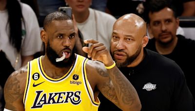 Ni un sacudón de manos ni una palmada en la espalda: Los Angeles Lakers despidió a su entrenador con una breve llamada telefónica