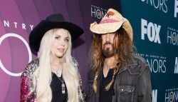 Billy Ray Cyrus accuse sa femme Firerose de maltraitance