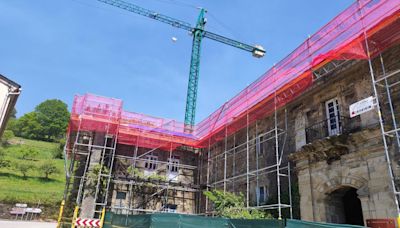 Segundo verano sin visitas en el monasterio de Villanueva de Oscos: Empujón final para los trabajos de renovación de la cubierta