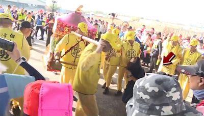 為她停轎！女曾出車禍「鑽轎底」保命跪地謝媽祖