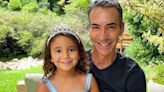 Filha de Cesar Tralli encanta a web ao reagir vendo o pai no 'Jornal Nacional'