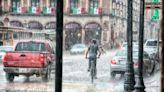 Cómo pasar una calle inundada en auto sin quedarse atorado