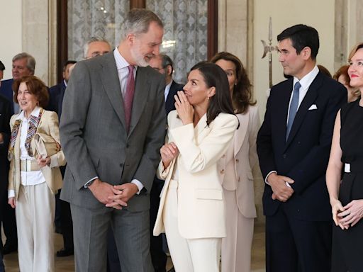 La complicidad de los reyes Felipe VI y Letizia al inaugurar una exposición sobre la Familia Real