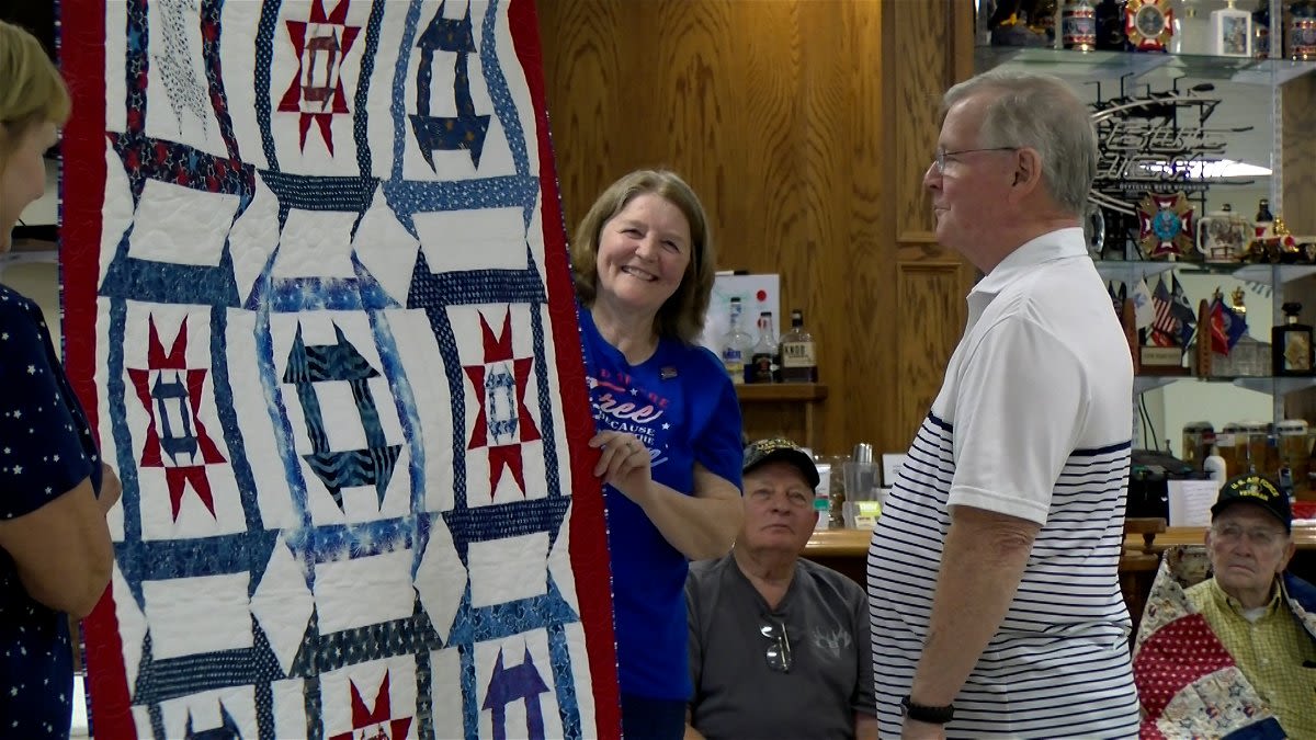 Veterans, classmates from Mexico High School receive Quilts of Valor - ABC17NEWS