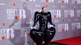 Sam Smith se vuelve viral con su traje en los Brit Awards