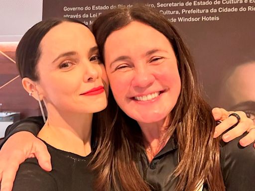 Adriana Esteves prestigia peça de Débora Falabella e fãs exaltam: 'Nina e Carminha ever '