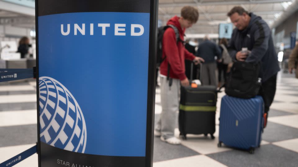 United flight aborts takeoff at Chicago’s O’Hare airport after reported engine fire, prompting officials to delay arrivals