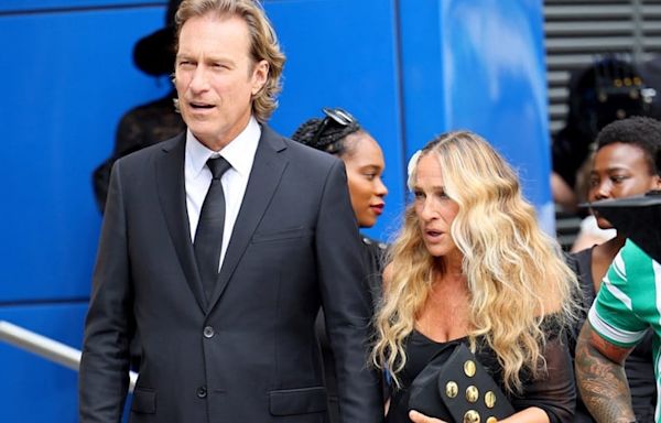 Sarah Jessica Parker’s Carrie & John Corbett’s Aidan Reunite in ‘And Just Like That’ Season 3 Set Photos