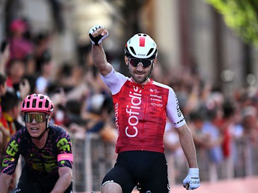 Giro d'Italia: Benjamin Thomas wins dramatic stage 5 as breakaway holds off charging field in Lucca