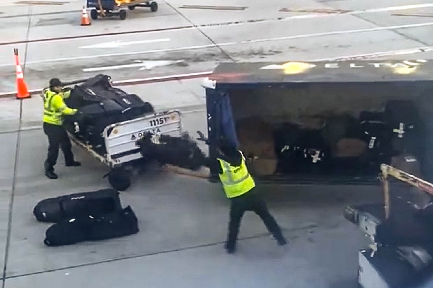 Video shows Delta workers hurling college golf team's clubs onto concrete tarmac