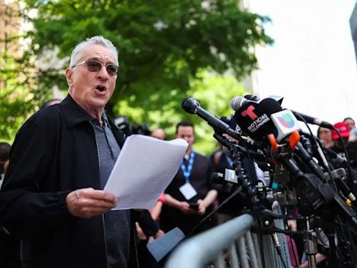 Robert de Niro llama a Trump ‘payaso peligroso’ frente a un tribunal de Nueva York