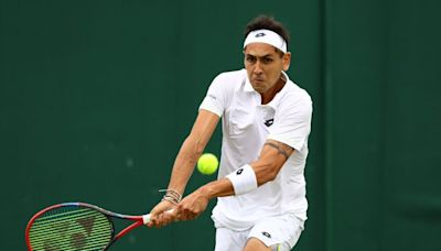 El polémico duelo terminó con festejos: Alejandro Tabilo avanza a la segunda ronda de Wimbledon - La Tercera