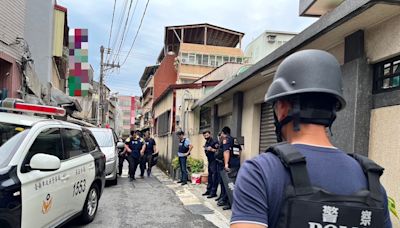 囂張！台南北區民宅附近「怪男」持槍逛大街 警攻堅逮12把空氣槍 | 蕃新聞