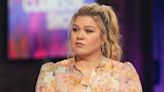 'Voice' Coach Kelly Clarkson Confronts "Fight" with Australian Singer Troye Sivan on TV